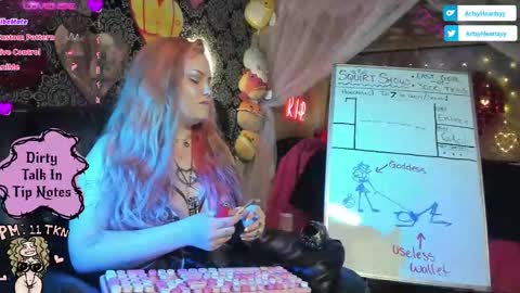 Snapshot of artsyheartsyy chatting on September 2025 01:18:01 AM ArtsyHeartsyy online show from September 2025 01:18:01 AM
