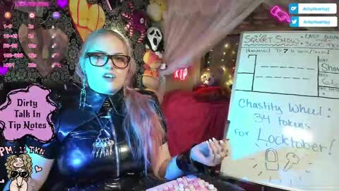Snapshot of artsyheartsyy chatting on October 2025 02:09:01 AM ArtsyHeartsyy online show from October 2025 02:09:01 AM