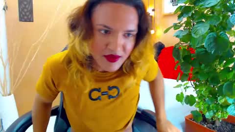 Snapshot of aslyhernandez chatting on September 2025 03:45:01 PM ASLY online show from September 2025 03:45:01 PM