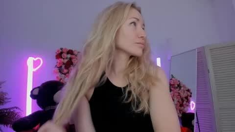 Snapshot of astramonroe chatting on June 2026 07:25:02 AM astramonroe online show from June 2026 07:25:02 AM