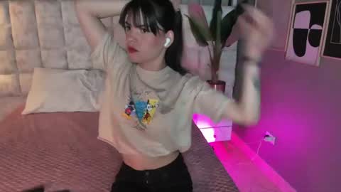 Snapshot of astrid_velle chatting on July 2026 12:32:02 AM astrid_velle online show from July 2026 12:32:02 AM