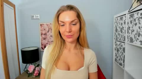 Snapshot of aullorasensual chatting on February 2025 06:23:01 AM AulloraSensual online show from February 2025 06:23:01 AM