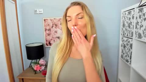 Snapshot of aullorasensual chatting on February 2025 06:21:01 AM AulloraSensual online show from February 2025 06:21:01 AM