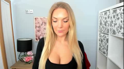 Snapshot of aullorasensual chatting on February 2025 06:18:01 AM AulloraSensual online show from February 2025 06:18:01 AM