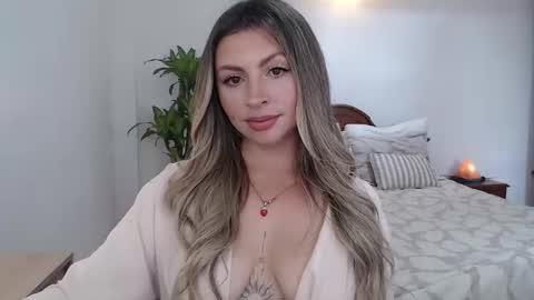 Auri Belle  online show from November 2025 04:17:01 PM