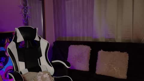 aurora_collins08 online show from November 2025 05:46:01 PM