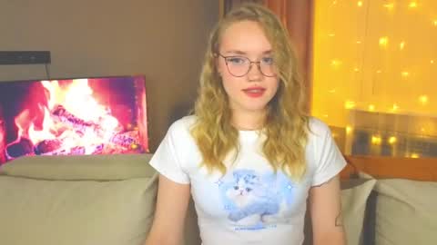 Snapshot of aurora_golden chatting on December 2024 07:48:02 PM Kate online show from December 2024 07:48:02 PM