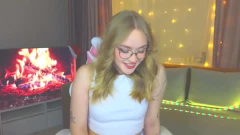 Snapshot of aurora_golden chatting on January 2025 04:16:02 PM Kate online show from January 2025 04:16:02 PM