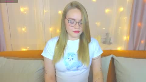 Snapshot of aurora_golden chatting on February 2025 03:31:02 PM Kate online show from February 2025 03:31:02 PM