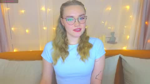 Snapshot of aurora_golden chatting on February 2025 06:53:01 PM Kate online show from February 2025 06:53:01 PM