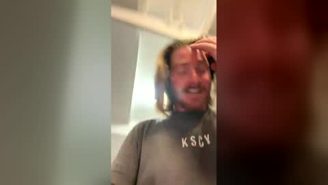 Snapshot of aussie_surf_dude chatting on March 2026 09:37:01 AM Aussie online show from March 2026 09:37:01 AM