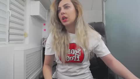 Snapshot of avablue_ chatting on January 2026 06:39:02 AM online show from January 2026 06:39:02 AM