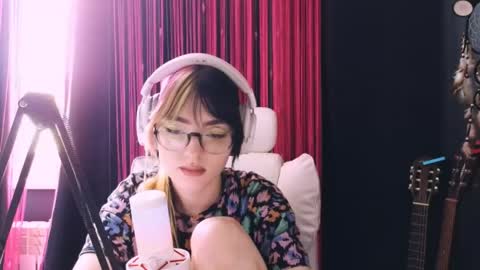 Snapshot of avi_nile chatting on May 2026 04:30:01 AM Avriel online show from May 2026 04:30:01 AM