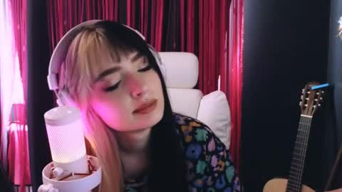 Snapshot of avi_nile chatting on May 2026 04:09:01 AM Avriel online show from May 2026 04:09:01 AM