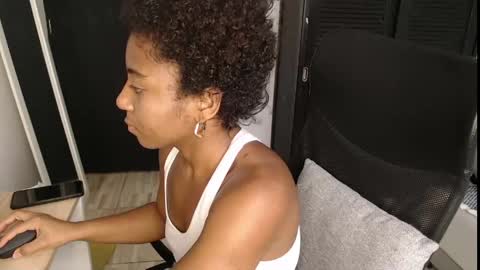 Snapshot of avis_lara chatting on April 2026 07:12:01 PM AVIS online show from April 2026 07:12:01 PM