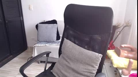 Snapshot of avis_lara chatting on April 2026 07:20:01 PM AVIS online show from April 2026 07:20:01 PM