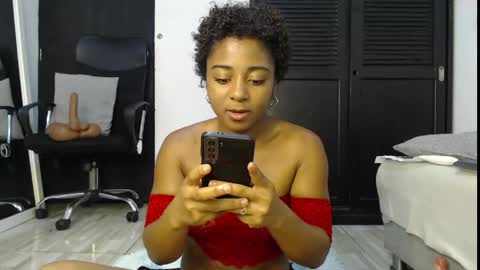 Snapshot of avis_lara chatting on April 2026 07:25:02 AM AVIS online show from April 2026 07:25:02 AM