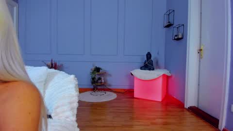 Snapshot of awww_ella chatting on April 2026 04:12:01 AM Ella online show from April 2026 04:12:01 AM