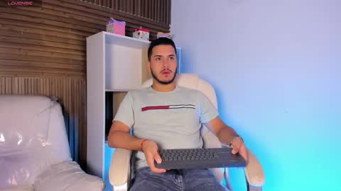 axel_grey_ online show from October 2025 12:22:02 PM
