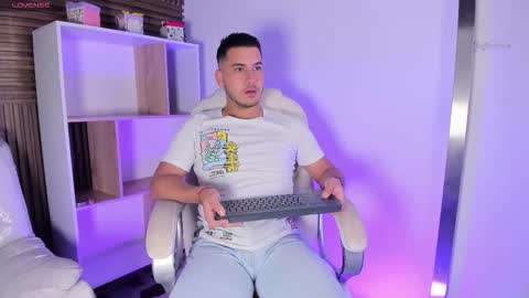 axel_grey_ online show from October 2025 12:19:01 PM