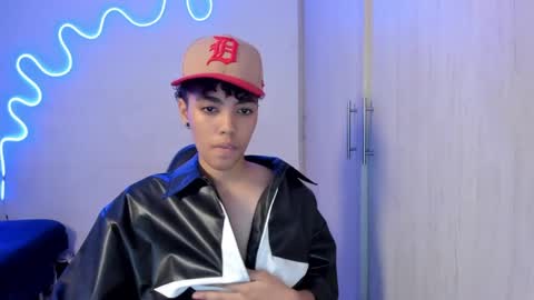 Snapshot of axel_luxxx chatting on April 2026 01:05:02 PM Axel online show from April 2026 01:05:02 PM