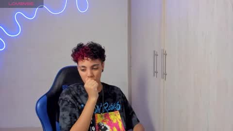 Snapshot of axel_luxxx chatting on April 2026 01:05:01 PM Axel online show from April 2026 01:05:01 PM