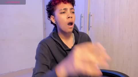 Snapshot of axel_luxxx chatting on April 2026 02:45:01 PM Axel online show from April 2026 02:45:01 PM