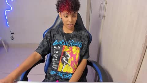 Snapshot of axel_luxxx chatting on April 2026 01:51:02 PM Axel online show from April 2026 01:51:02 PM