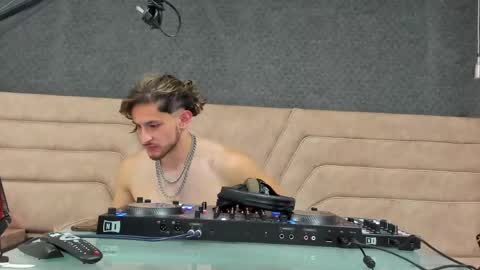 Axel  online show from May 2026 12:51:02 AM