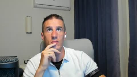 Snapshot of axl_fx chatting on June 2026 01:03:01 AM Axl online show from June 2026 01:03:01 AM
