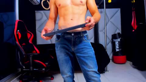 Snapshot of aydenmillerdom chatting on February 2025 09:37:01 PM Ayden Miller online show from February 2025 09:37:01 PM