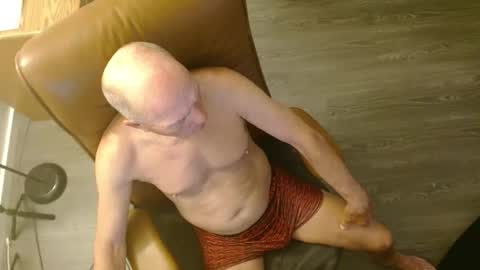 Snapshot of azmichael5 chatting on April 2026 12:26:01 PM Mike online show from April 2026 12:26:01 PM