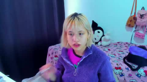 Snapshot of azu_moure chatting on April 2026 08:32:01 PM Azu Moure online show from April 2026 08:32:01 PM