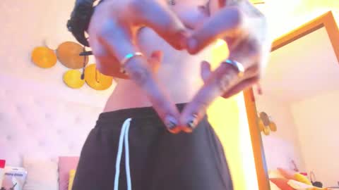 Snapshot of b3k_afrodict chatting on November 2025 04:01:02 AM Anny online show from November 2025 04:01:02 AM