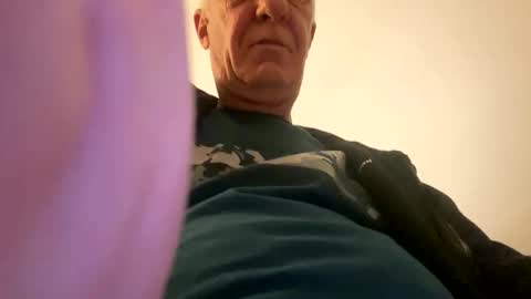 Snapshot of b_benito chatting on February 2026 10:10:02 PM benito online show from February 2026 10:10:02 PM