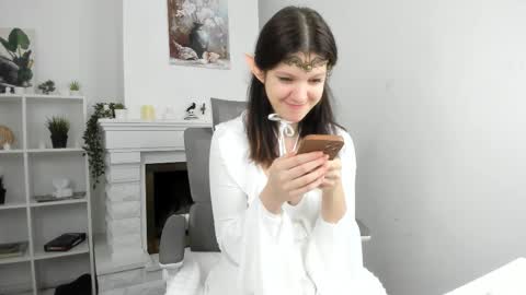 Evalena maybe just Eva online show from November 2025 05:29:02 AM