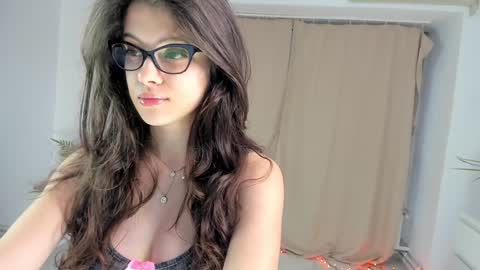 Snapshot of babyaylin chatting on December 2025 06:43:02 AM Aylin online show from December 2025 06:43:02 AM