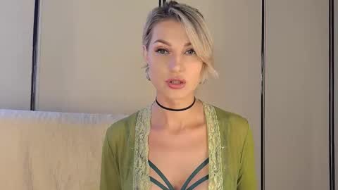 Snapshot of babydollysx chatting on September 2025 03:38:02 PM Kate online show from September 2025 03:38:02 PM