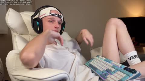 Snapshot of babyfacenorth chatting on December 2024 06:44:01 AM Big cock boy online show from December 2024 06:44:01 AM