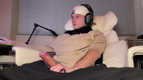 Snapshot of babyfacenorth chatting on February 2025 05:21:02 AM Big cock boy online show from February 2025 05:21:02 AM