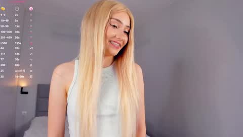Mia online show from April 2026 03:39:01 PM