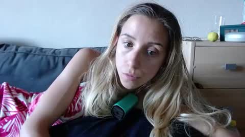 Snapshot of barelylegalblondy chatting on June 2026 06:45:01 AM Lena online show from June 2026 06:45:01 AM