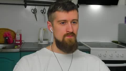 Snapshot of bearded_legend chatting on April 2026 01:42:02 AM Zeus online show from April 2026 01:42:02 AM