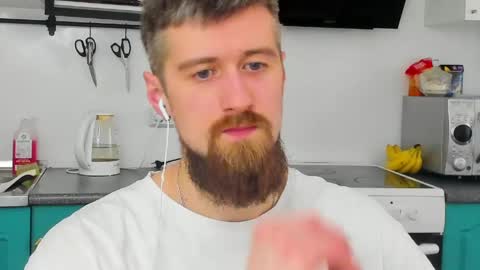 Snapshot of bearded_legend chatting on April 2026 03:08:02 AM Zeus online show from April 2026 03:08:02 AM