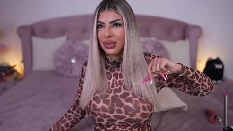 Snapshot of bella_blonda chatting on April 2026 09:40:02 PM Emma Bella online show from April 2026 09:40:02 PM