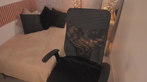 Dessi  online show from January 2025 12:15:02 PM