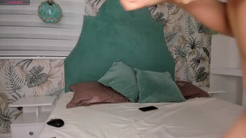 Snapshot of bellaa_becca chatting on December 2024 06:20:01 PM Bella Becca online show from December 2024 06:20:01 PM