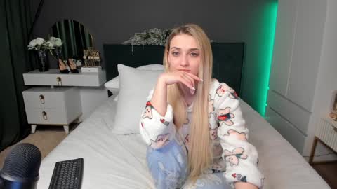 Snapshot of bestbadteacher chatting on December 2024 03:47:02 PM Amelia Ami Free Lovense control in pvt online show from December 2024 03:47:02 PM