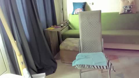 mom online show from April 2026 03:42:01 AM