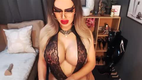 Snapshot of bigbomblhoraine chatting on February 2025 06:04:01 AM Loraine Cruz online show from February 2025 06:04:01 AM